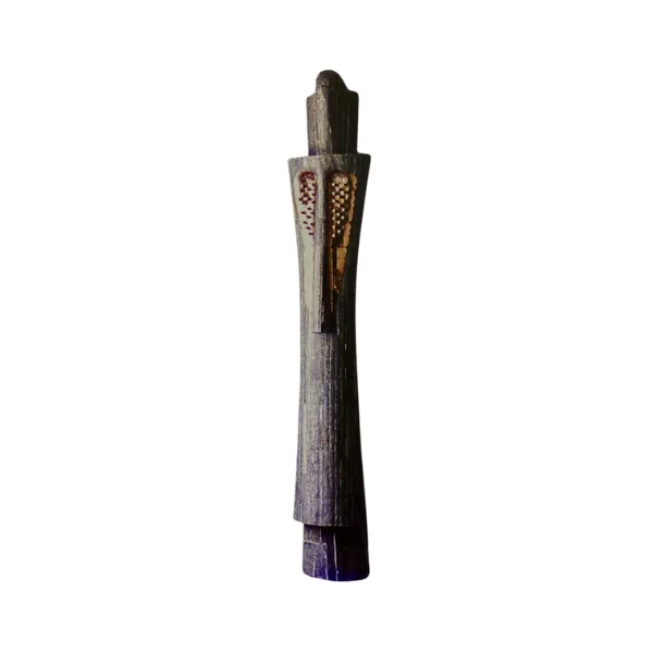 Paulo Laender - O Guardião - Escultura: Carenagem de madeira esculpida revestida com réguas de madeira , chapas galvanizadas e de cobre - 239 x 40 cm.