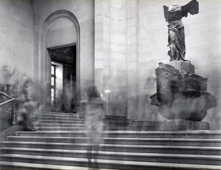 Looking at La Victoire de Samonthrace - Le Louvre
